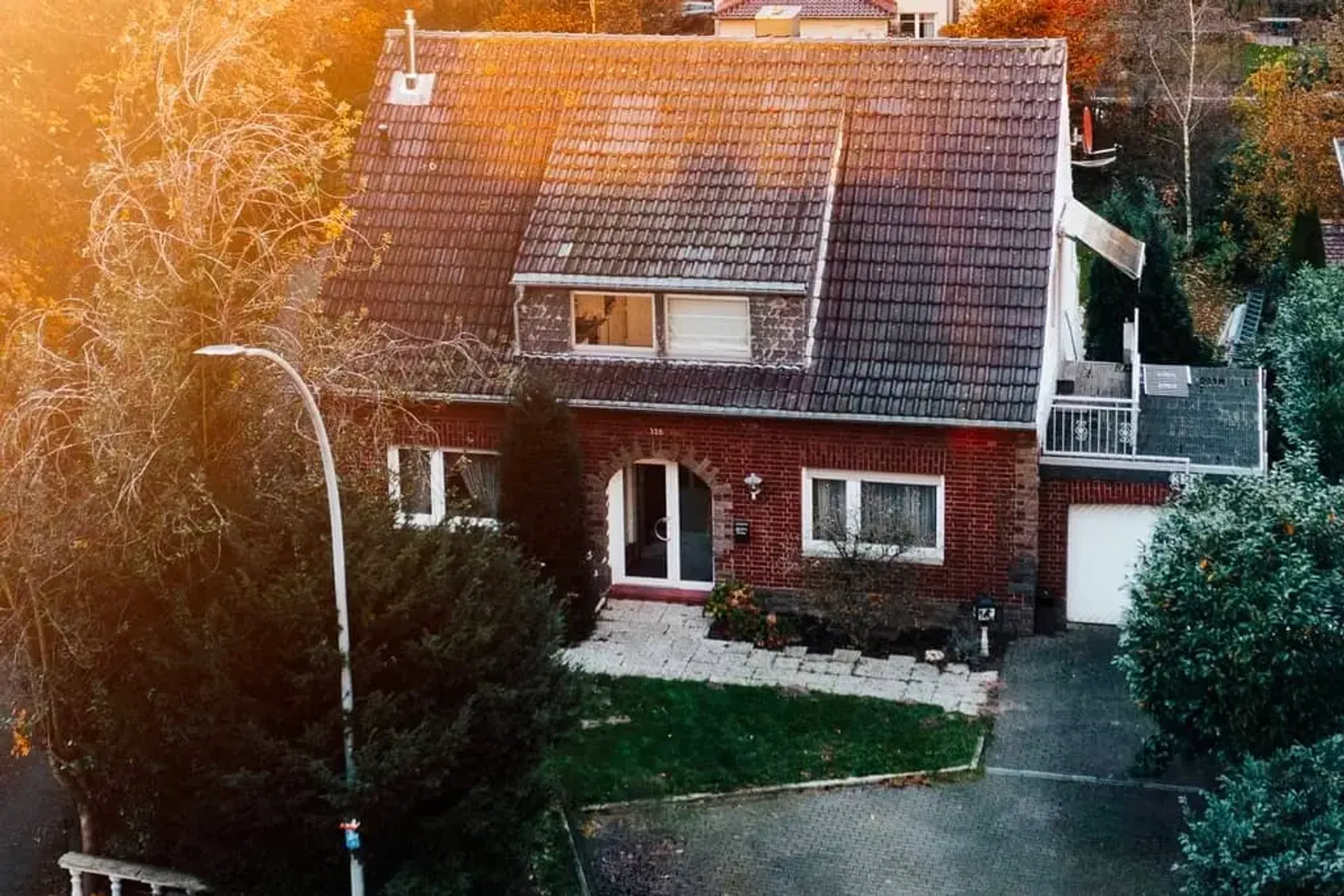 Freistehendes Zweifamilienhaus mit großem Baugrundstück in Mönchengladbach-Windberg – Bild 2