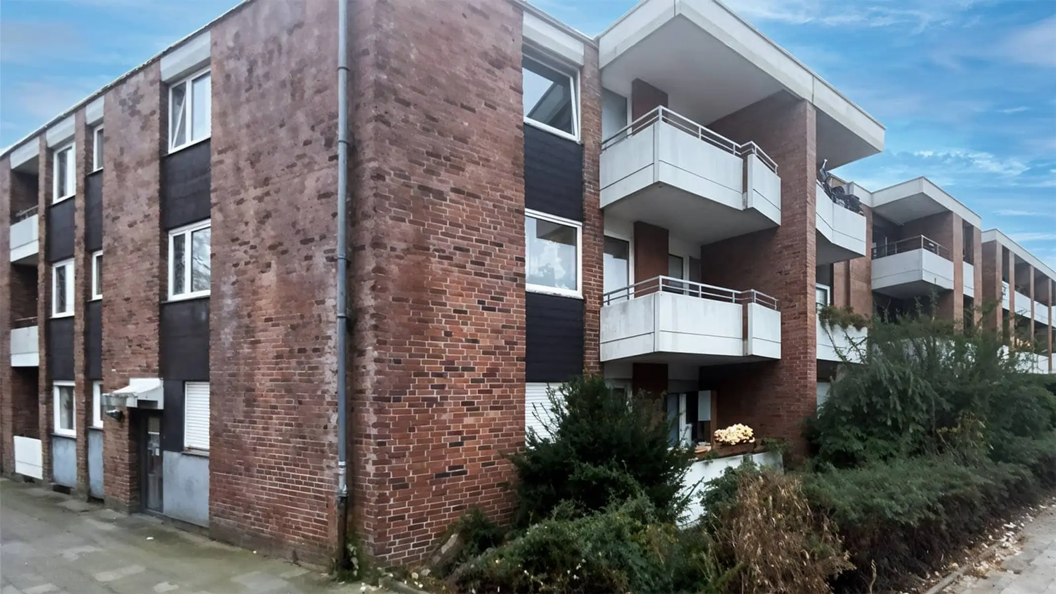 Attraktives Immobilienpaket: 3 Mehrfamilienhäuser mit 36 Wohneinheiten & Gewerbeeinheit zu verkaufen – Bild 2
